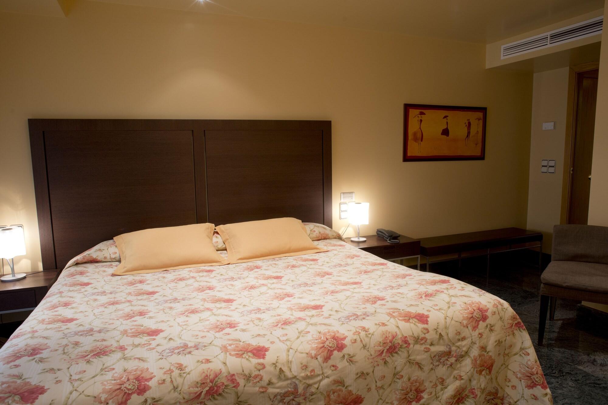 A Casa Canut Hotel Gastronomic Les Escaldes Εξωτερικό φωτογραφία A bedroom at the hotel