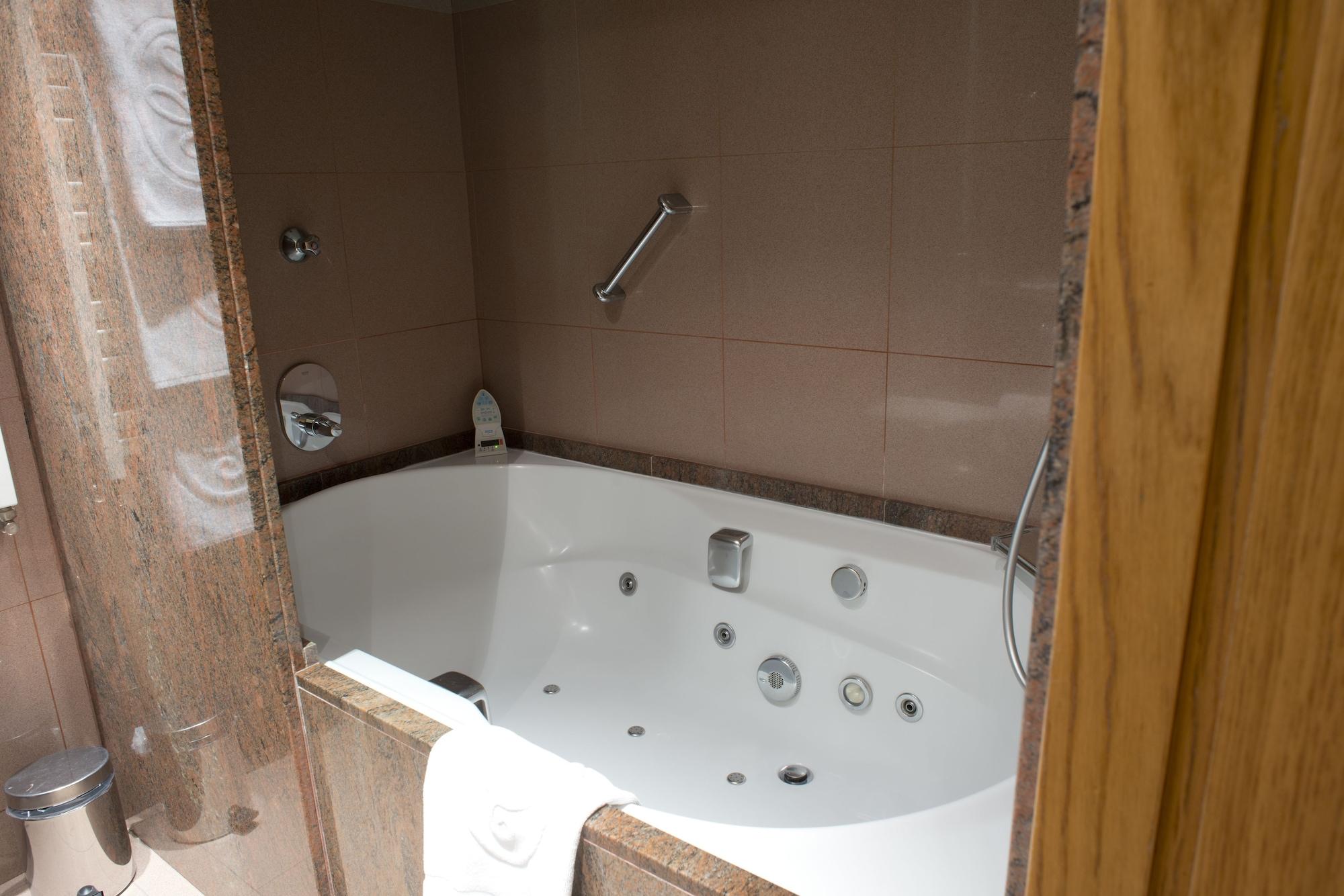 A Casa Canut Hotel Gastronomic Les Escaldes Εξωτερικό φωτογραφία A whirlpool bathtub