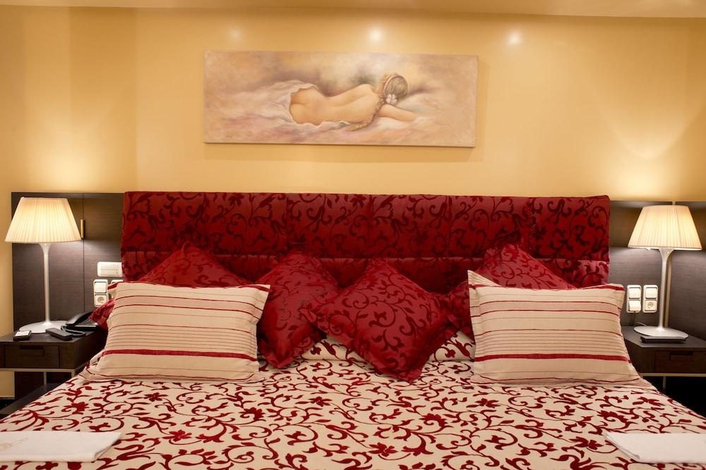 A Casa Canut Hotel Gastronomic Les Escaldes Εξωτερικό φωτογραφία A room at the hotel