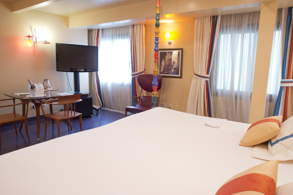 A Casa Canut Hotel Gastronomic Les Escaldes Εξωτερικό φωτογραφία A room at the hotel