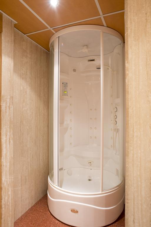 A Casa Canut Hotel Gastronomic Les Escaldes Εξωτερικό φωτογραφία A shower cubicle