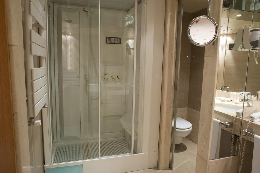 A Casa Canut Hotel Gastronomic Les Escaldes Εξωτερικό φωτογραφία A shower cubicle