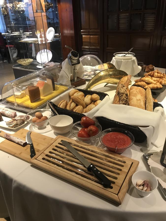 A Casa Canut Hotel Gastronomic Les Escaldes Εξωτερικό φωτογραφία A breakfast buffet at a hotel